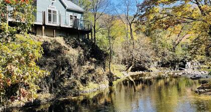 Peaceful Creek View Cottage~Walk to town & AT~Pet Friendly~Relax on the Porch