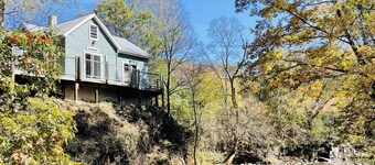 Peaceful Creek View Cottage~Walk to town & AT~Pet Friendly~Relax on the Porch
