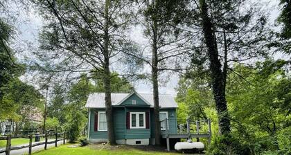 Classic Romantic Creek View D/T Cottage~ Walk to town & AT ~Relax on the Porch