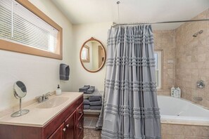 Combined shower/tub, jetted tub, towels