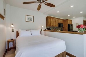 Room - Elkhorn Lodge (Avon)