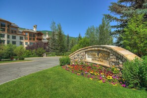 Property grounds - Elkhorn Lodge (Avon)