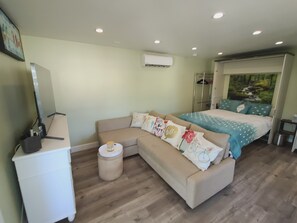 1 bedroom, iron/ironing board, free WiFi, bed sheets - Escape to a Stylish-Villa in North Hollywood with  private garden & jacuzzi  (Los Angeles)