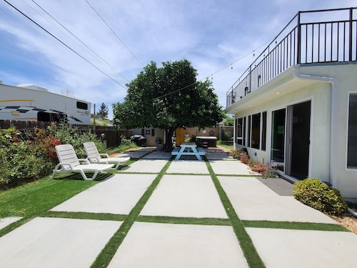 Escape to a Stylish-Villa in North Hollywood with  private garden & jacuzzi 