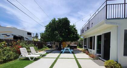 Escape to a Stylish-Villa in North Hollywood with private garden & jacuzzi