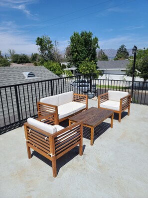 Terrace/patio - Escape to a Stylish-Villa in North Hollywood with  private garden & jacuzzi  (Los Angeles)