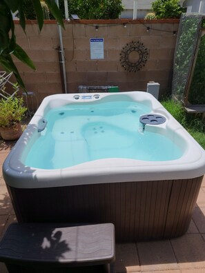 Outdoor spa tub - Escape to a Stylish-Villa in North Hollywood with  private garden & jacuzzi  (Los Angeles)