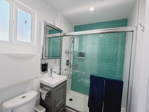 淋浴设施、吹风机、坐浴桶、毛巾