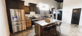 The Flats - Industrial modern loft within walking distance to downtown!