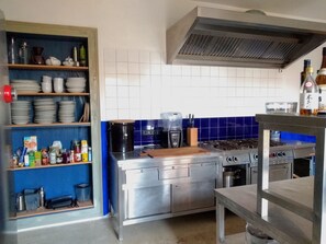 Frigorifero, forno, piano cottura, lavastoviglie