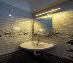 Cottage dành cho gia đình | Phòng tắm | Buồng tắm vòi sen, vòi sen phun mưa, đồ dùng nhà tắm miễn phí
