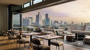 2 restaurantes, se sirven desayunos, comidas, cenas y cocina italiana