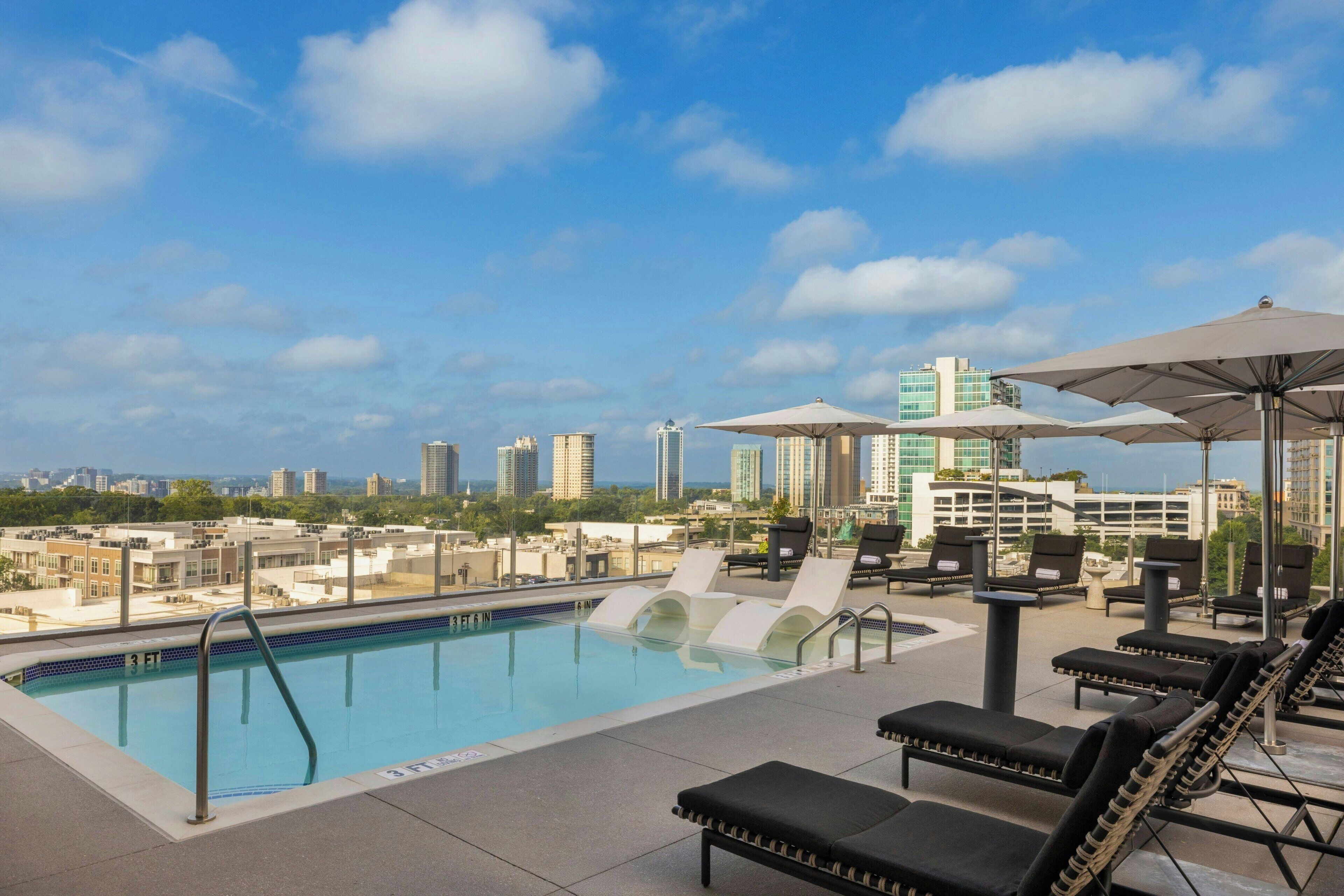 Een buitenzwembad, zwembadcabana's (toeslag) en parasols bij het zwembad