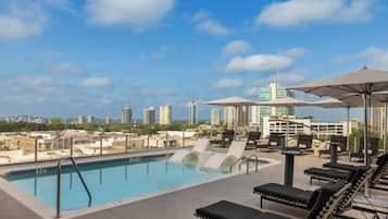 Een buitenzwembad, zwembadcabana's (toeslag) en parasols bij het zwembad