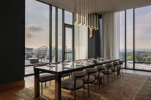 2 restaurantes, se sirven desayunos, comidas, cenas y cocina italiana