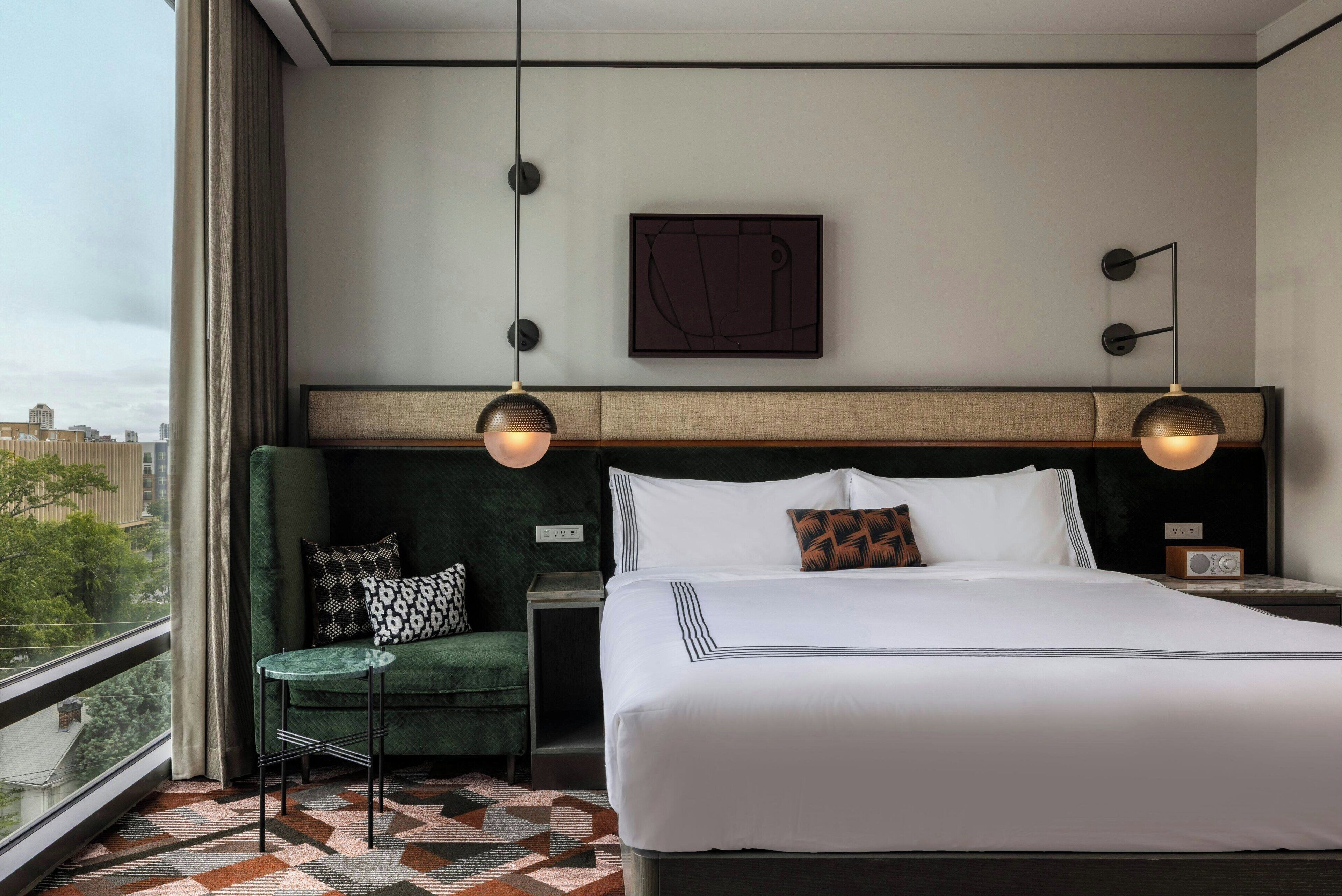 Svit - 1 sovrum - utsikt mot staden | Duntäcken, minibar, värdeförvaringsskåp på rummet och skrivbord