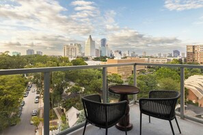 Suite, 1 très grand lit, balcon | Couette en duvet d'oie, minibar, coffres-forts dans les chambres, bureau