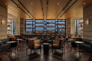 3 bars, bar sur le toit, lounge dans le hall