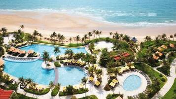 Hồ bơi ngoài trời