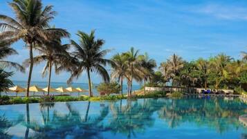 Hồ bơi ngoài trời