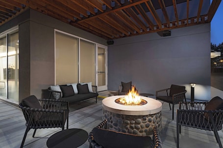 Terrace/patio. TownePlace Suites by Marriott Brentwood