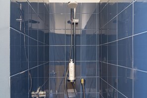 Baignoire, sèche-cheveux, bidet, serviettes fournies