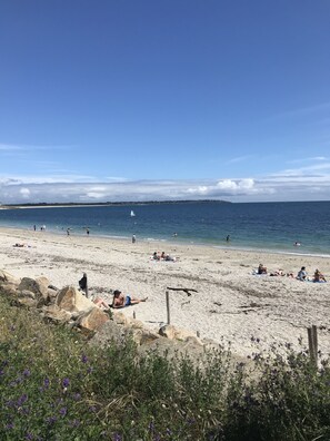 Una spiaggia nelle vicinanze