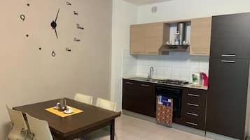 Fridge, oven, stovetop, coffee/tea maker
