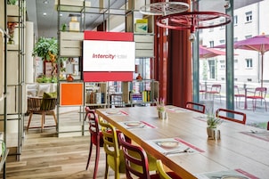 Desayuno buffet diario (EUR 19 por persona)