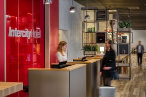 Lobby - IntercityHotel Wiesbaden (Wiesbaden)