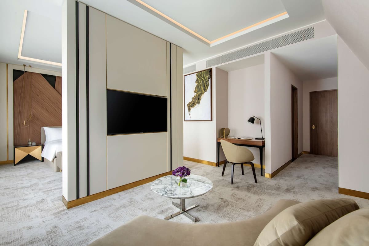 junior suite | premium bedding, down duvets, pillow-top beds, minibar