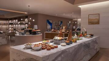 Sarapan prasmanan setiap hari (QAR 90 per orang)