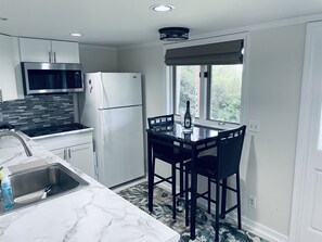 Geladeira, micro-ondas, fogão, cooktop