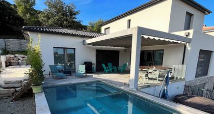 Villa Avec Piscine, Jacuzzi et vue Imprenable sur la Garigue