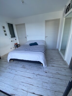 4 عدّة غرف نوم ومكواة/لوح كي وسرير سفر وواي فاي مجانًا