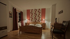 2 soverom, skrivebord, strykejern/-brett og reiseseng for barn