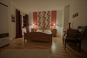 2 habitaciones, escritorio y tabla de planchar con plancha