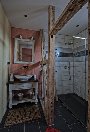 Dusche, Haartrockner, Handtücher, Seife