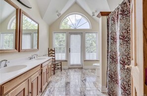 Duschwanne, Handtücher, Seife, Toilettenpapier