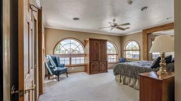 4 Schlafzimmer, Schreibtisch, BĂŒgeleisen/BĂŒgelbrett, kostenloses WLAN