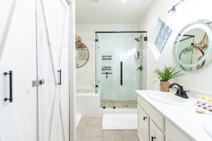 Ensemble baignoire-douche, séchoir à cheveux, serviettes fournies, savon