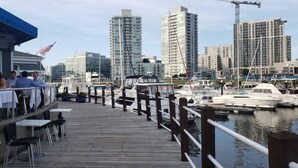 A waterfront restaurant with outdoor seating overlooking a marina. - The Fred Deluxe 7 BR by I95, Train, HarborVw, Stamford Beaches & Workspace

 (Stamford)