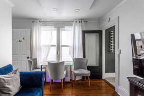 TV connectée, cheminée, chaîne hi-fi, espaces bureaux