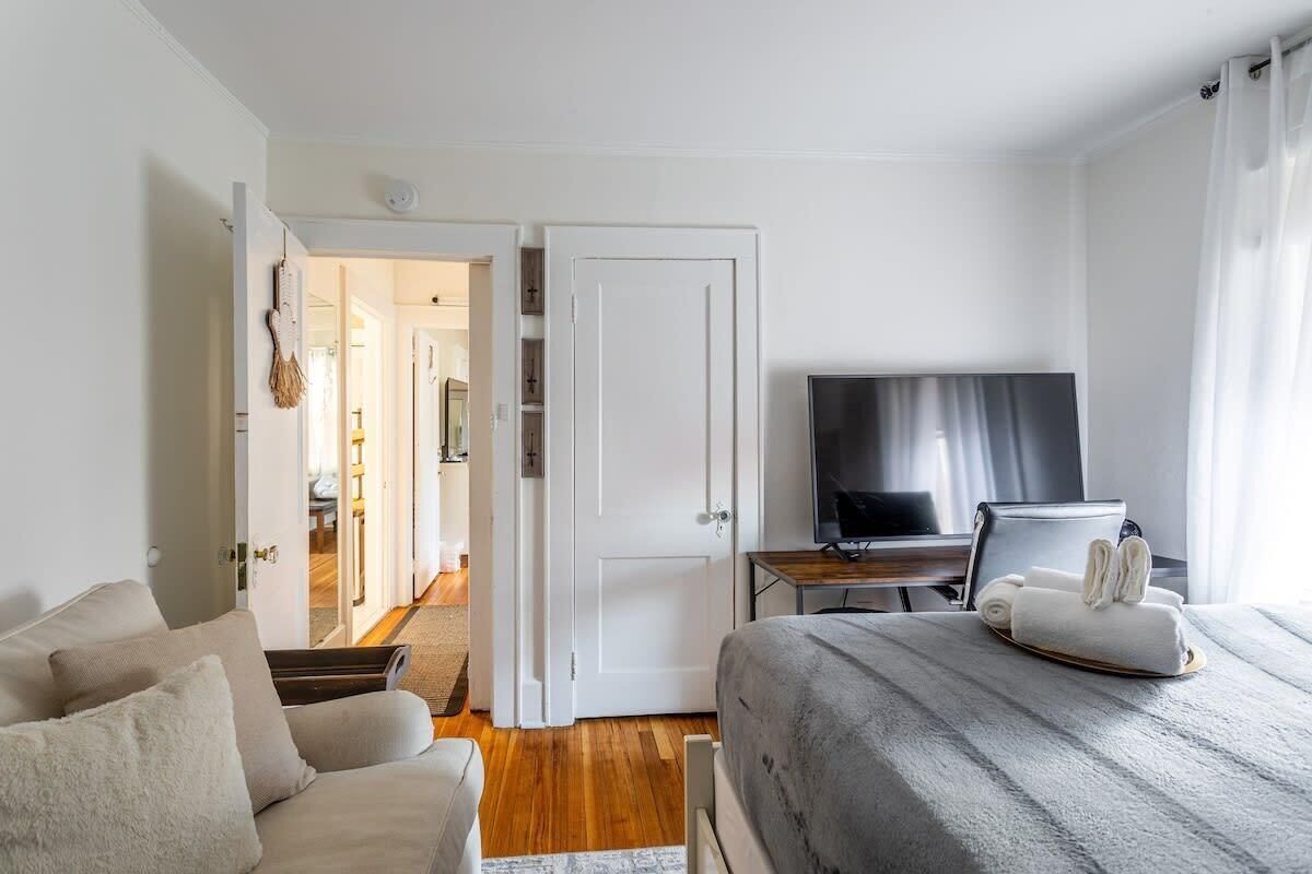 7 bedrooms, desk, iron/ironing board, WiFi (free)