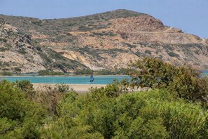 Playa en los alrededores y toallas de playa 