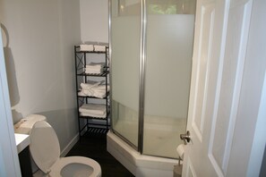 Shower, hair dryer, towels, soap - Cottage in the Trees - A getaway from everything, close to everything (Springdale)
