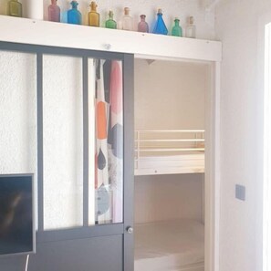 2 chambres, fer et planche à repasser