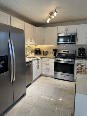 雪櫃、微波爐、焗爐、爐具