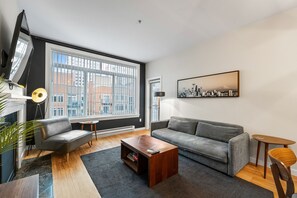 Una Smart TV, una chimenea