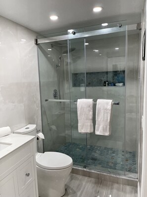 Een douche, een haardroger, handdoeken, zeep